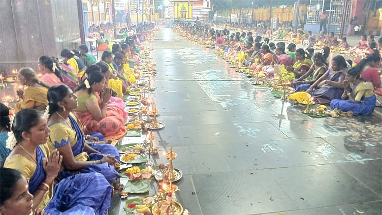 மண்டைக்காடு கோவில் ஆவணித் திருவிழா... 1008 திருவிளக்கு பூஜை