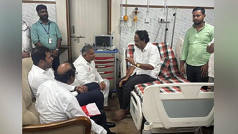 மு.வீரபாண்டியனிடம் உடல் நலம் விசாரித்த அமைச்சர்கள் என்.ஆனந்த், ஆதவ் அர்ஜுனா. 