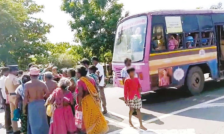 அரசு பஸ்சின் தானியங்கி கதவு திறந்து மாணவிகள் விழுந்து காயமடைந்த சம்பவம்: டிரைவர் சஸ்பெண்ட்