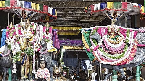 திருச்செந்தூர் ஆவணித் திருவிழா, சுவாமி குமரவிடங்க பெருமான் தங்கமுத்துகிடா வாகனத்திலும், வள்ளி அம்பாள் வெள்ளி அன்ன வாகனத்திலும் வீதி உலா