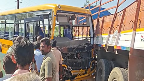 சிவகங்கையில் மாணவர்களை ஏற்றிச் சென்ற வேன் விபத்து - பள்ளி நிர்வாகத்திற்கு கல்வி அலுவலர் நோட்டீஸ் 