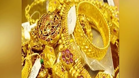 வீட்டில் தனியாக வசித்த பெண்ணை கட்டிப்போட்டு நகை, பணம் கொள்ளை