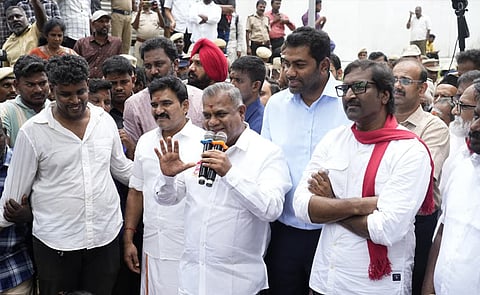 போராட்டம் நடத்தி வரும் தூய்மைப் பணியாளர்களுடன் அமைச்சர்கள் குழு பேச்சுவார்த்தை