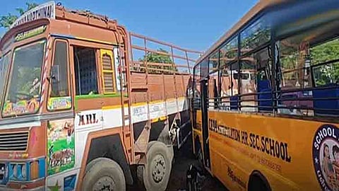 பள்ளிப்பேருந்து மீது லாரி மோதி விபத்தில் ஓட்டுநர் உயிரிழப்பு. 