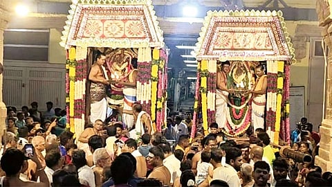 திருச்செந்தூர் சுப்பிரமணிய சுவாமி கோவில் ஆவணித் திருவிழா, சுவாமி, அம்பாளுக்கு குடவருவாயில் தீபாராதனை நடைபெற்றது