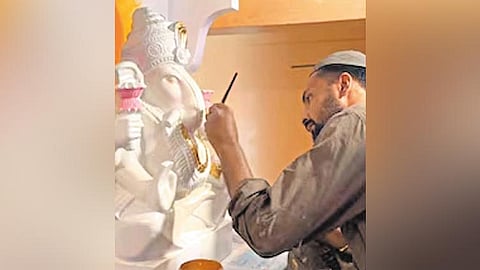 முஸ்லிம் கலைஞரின் கைவண்ணத்தில் உருவான விநாயகர் சிலை.