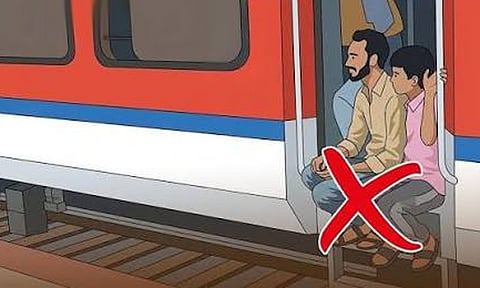 ரெயிலின் படிக்கட்டில் யார் அமர்வது என்பதில் தகராறு.. ஓடும் ரெயிலிலிருந்து தள்ளிவிடப்பட்ட கொடூரம்