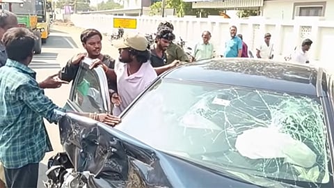 திருவாரூரில் 2 கார்கள் நேருக்கு நேர் மோதி விபத்து - 3 வயது குழந்தை உள்பட 10 பேர் படுகாயம்
