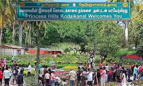வாரஇறுதி விடுமுறையை கொண்டாட கொடைக்கானலில் குவிந்த சுற்றுலா பயணிகள்