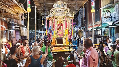 திருச்செந்தூர் முருகன் கோவிலில் ஆவணித் திருவிழா கோலாகலம், வெள்ளி தேரில் பவனி வந்த சுவாமி குமரவிடங்க பெருமான்