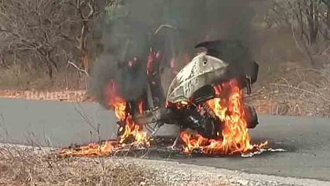 தேனி கலெக்டர் ஆபீஸ் அருகே  மொபட் ஒன்று நெருப்பில் மெழுகு போல் உருகி சாம்பலானது.
