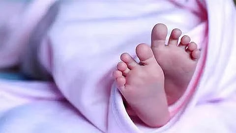 சாலையோரம் வீசப்பட்ட பச்சிளம் குழந்தை; வளர்க்க அனுமதி கேட்ட மக்கள் - தெலுங்கானாவில் நெகிழ்ச்சி சம்பவம் 