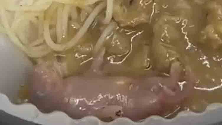 ஹாங்காங்கில் நூடுல்ஸ் பார்சலுக்குள் உயிருடன் துடித்த எலிக்குட்டி!