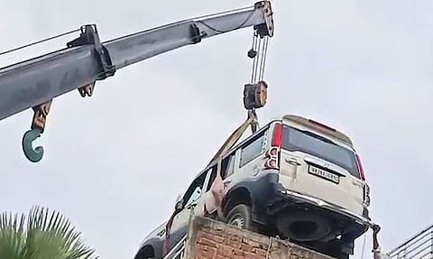 கிரேன் மூலம் புது காரை தூக்கி மொட்டை மாடியில் நிறுத்திய நபர்