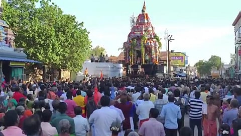 திருச்செந்தூர் முருகன் கோவில் ஆவணி திருவிழா தேரோட்டம்: பக்தர்கள் வடம் பிடித்து இழுத்தனர்.