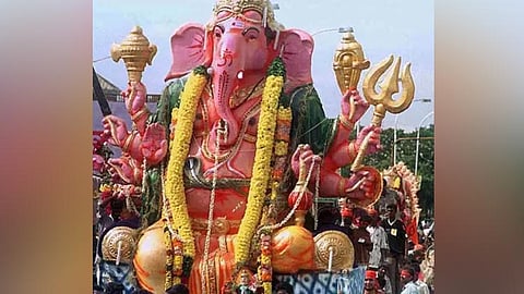 கோப்புப்படம்: விநாயகர் சிலை சரிந்து 2 வாலிபர்கள் காயம்.