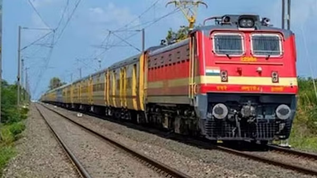 திருப்பூர்-ஈரோடு இடையே தண்டவாள பராமரிப்பு பணி: ரெயில் சேவையில் மாற்றம்