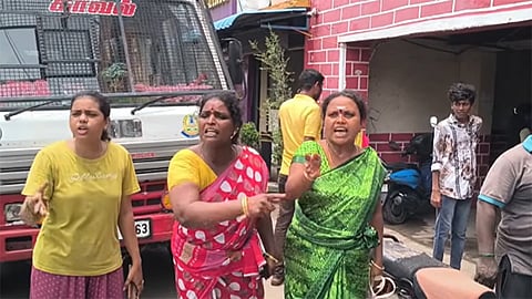 சென்னை ஆர்.கே.நகர் காவல் நிலையத்தில் பெண்கள் மீது போலீசார் தாக்குதல் நடத்தியதாக புகார்