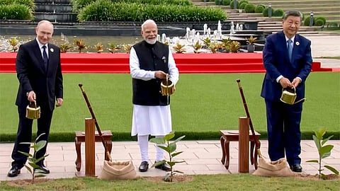 பிரிக்ஸ் நாடுகளின் தலைவர்களுடன் இணைந்து மரக்கன்று நட்ட பிரதமர் மோடி

