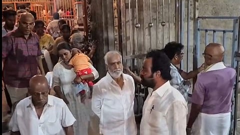 விஐபி தரிசனம் ஏமாற்றம்: திருவண்ணாமலையில் பொதுவரிசையில் நின்று சேகர்பாபு தரிசனம்