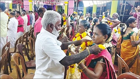 கோவில் திருவிழாவில் மனைவிக்கு மரியாதை செலுத்தும் நிகழ்ச்சி: 200 தம்பதிகள் பங்கேற்பு