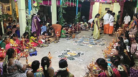 சோழவந்தான் அருகே மேலக்கால் விநாயகர் கோவிலில் திருவிளக்கு பூஜை நடைபெற்றது