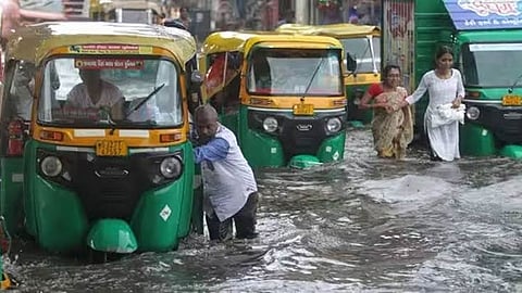 குஜராத்தில் வெளுத்து வாங்கிய கனமழை

