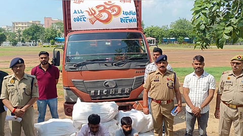 உத்தரபிரதேசம்: லாரியில் கடத்தி வரப்பட்ட ரூ. 1 கோடி கஞ்சா பறிமுதல்

