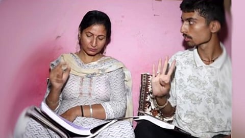 22 ஆண்டுகளுக்கு பின் 10-ம் வகுப்பு தேர்வில் சாதித்த வாய் பேசாத, காது கேளாத தாய்