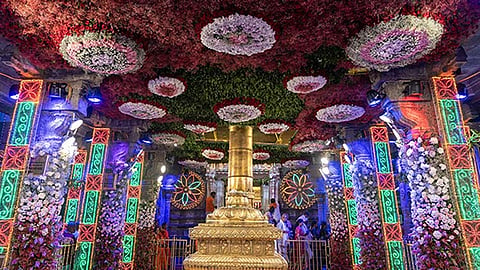 திருப்பதி பிரம்மோற்சவம், ஏழுமலையான் கோவிலில் மலர்களால் பிரமாண்டமான அலங்காரம்