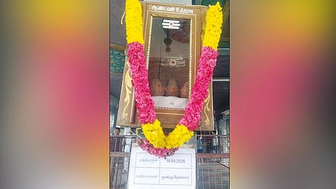 சிவன்மலை சுப்பிரமணிய சுவாமி கோவிலில் ஆண்டவன் உத்தரவு பெட்டியில் 3 தேங்காய்கள் வைத்து வழிபாடு.