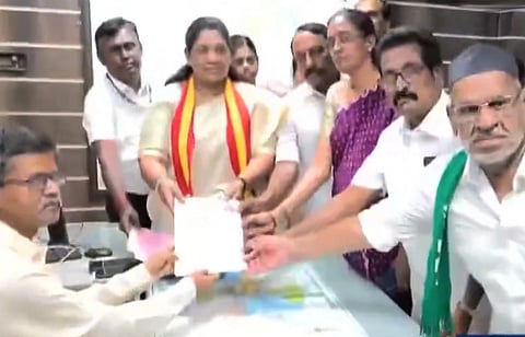 தாராபுரம் தொகுதி இடைத்தேர்தல்: த.வெ.க. வேட்பாளர் வேட்புமனு தாக்கல்