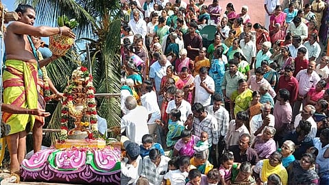 நன்செய் இடையாறு சங்கிலி கருப்பண்ணசாமி கோவில் கும்பாபிஷேக விழாவில் ஏராளமான பக்தர்கள் கலந்துகொண்டு தரிசனம் செய்தனர்.