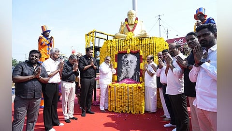 பெரியாரின் 148-வது பிறந்த நாள்: படத்துக்கு தமிழக அமைச்சர்கள் மலர் தூவி மரியாதை. 