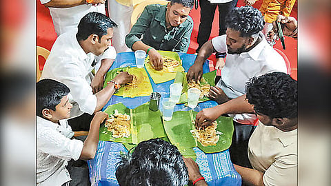 'வெண்ணிலா கபடி குழு' பாணியில் போட்டி: 16 புரோட்டாக்கள் சாப்பிட்டவருக்கு ரூ.6 ஆயிரம் பரிசு
