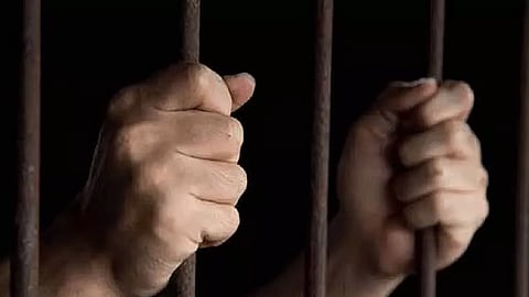 மாணவியை பாலியல் வன்கொடுமை செய்த வாலிபருக்கு 20 ஆண்டுகள் சிறை