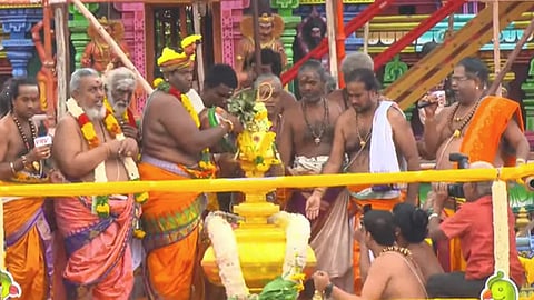 மதுரை மீனாட்சி அம்மன் கோவிலில் மகா கும்பாபிஷேகம் கோலாகலம்... கலசங்களில் புனித நீர் ஊற்றப்பட்டது