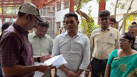 அடையாறில் பள்ளி மற்றும் மழைநீர் வடிகால் பணிகள்: ஆணையாளர் நேரில் ஆய்வு