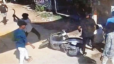 த.வெ.க. நிர்வாகி மீது இரும்பு கம்பியால் தாக்குதல்.