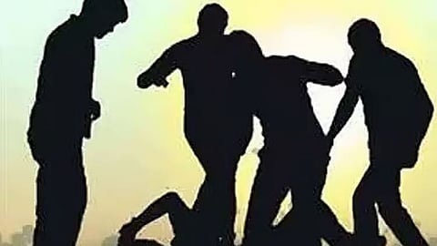ஆசிரியர் மீது மாணவர்கள் தாக்குதல்
