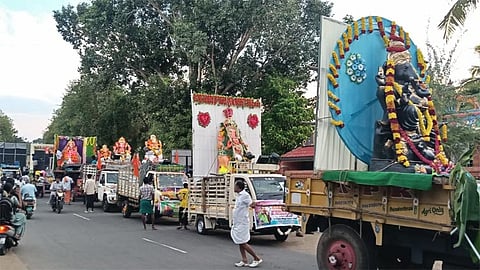 விநாயகர் சதுர்த்தியை முன்னிட்டு வேலாயுதம்பாளையம் பகுதியில் வைக்கப்பட்டு பூஜை செய்யப்பட்ட விநாயகர் சிலைகள், ஊர்வலமாக எடுத்துச் செல்லப்பட்டு தவுட்டுப்பாளையம் காவிரி ஆற்றில் கரைக்கப்பட்டன. 