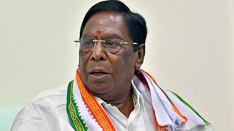 ‘கை இருந்தால்தான் விசில் அடிக்க முடியும்’ - புதுச்சேரி முன்னாள் முதல்-மந்திரி நாராயணசாமி 