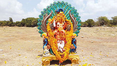 ஏரியில் கரைக்காமல் வைக்கப்பட்ட விநாயகர் சிலை: காரணம் என்ன.?