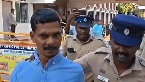 மயிலாடுதுறை: வட்டாட்சியர் பெயரை சொல்லி ரூ.3.50 லட்சம் லஞ்சம் - கிராம உதவியாளர் கைது 

