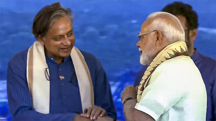 பிரதமருக்கான வாழ்த்து செய்தியில் இலக்கணப் பிழை... சுட்டிக்காட்டிய நெட்டிசன்களுக்கு காங்கிரஸ் எம்.பி. சசி தரூர் அளித்த பதில்