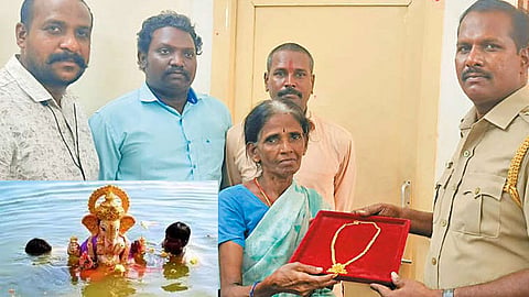 போலீசார் மீட்பு