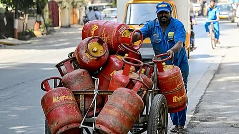 
ஆதார் பயோ மெட்ரிக் பதிவு  செய்யாவிட்டால் மானிய விலையில் கியாஸ் சிலிண்டர் கிடையாது- எண்ணெய் நிறுவனங்கள்
