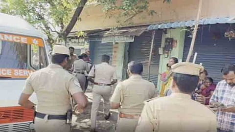 மதுரையில் காவல் நிலையம் அருகே நடுரோட்டில் ஓட ஓட விரட்டி ரவுடி வெட்டிக்கொலை.