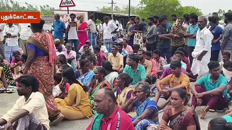 புதுக்கோட்டையில் அரசு பேருந்து மோதி இளைஞர் உயிரிழப்பு - உறவினர்கள் சாலை மறியல்