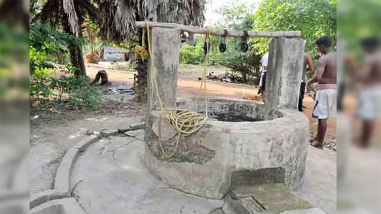 கணவருடன் தகராறு: 2 குழந்தைகளை கிணற்றில் வீசிய பெண் - ஒரு குழந்தை பலி